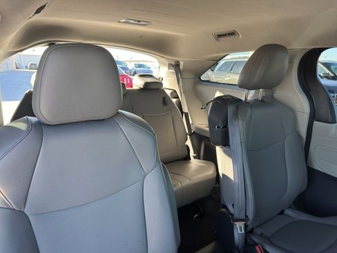 Used 2024 Toyota Sienna XLE image 33
