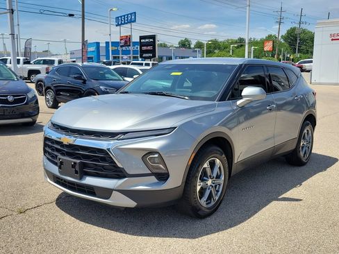 Used 2023 Chevrolet Blazer LT AWD/4WD image 2