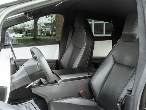 Used 2024 Tesla Cybertruck AWD Crew Cab image 7