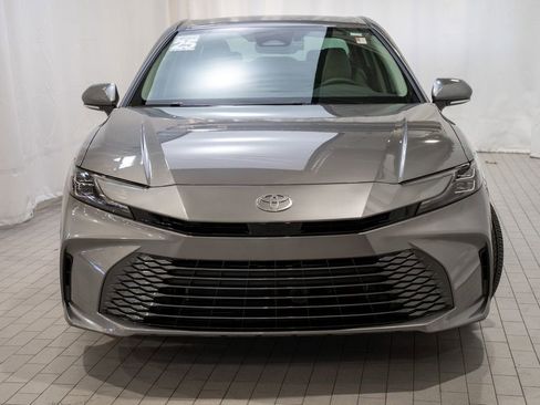 Used 2025 Toyota Camry XLE image 3