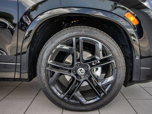 Certified 2025 Volkswagen Tiguan SE R-Line FWD image 5