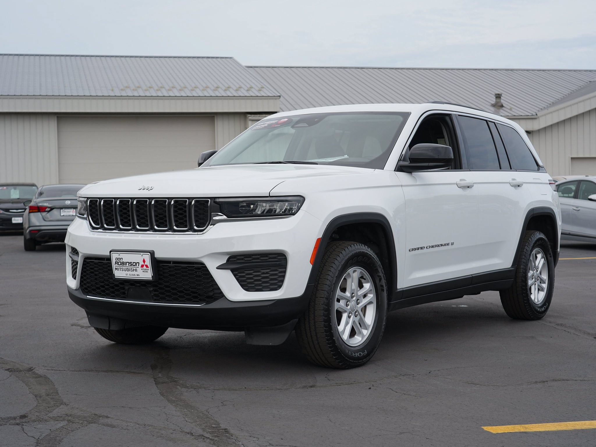 Used 2023 Jeep Grand Cherokee Laredo AWD/4WD image 8