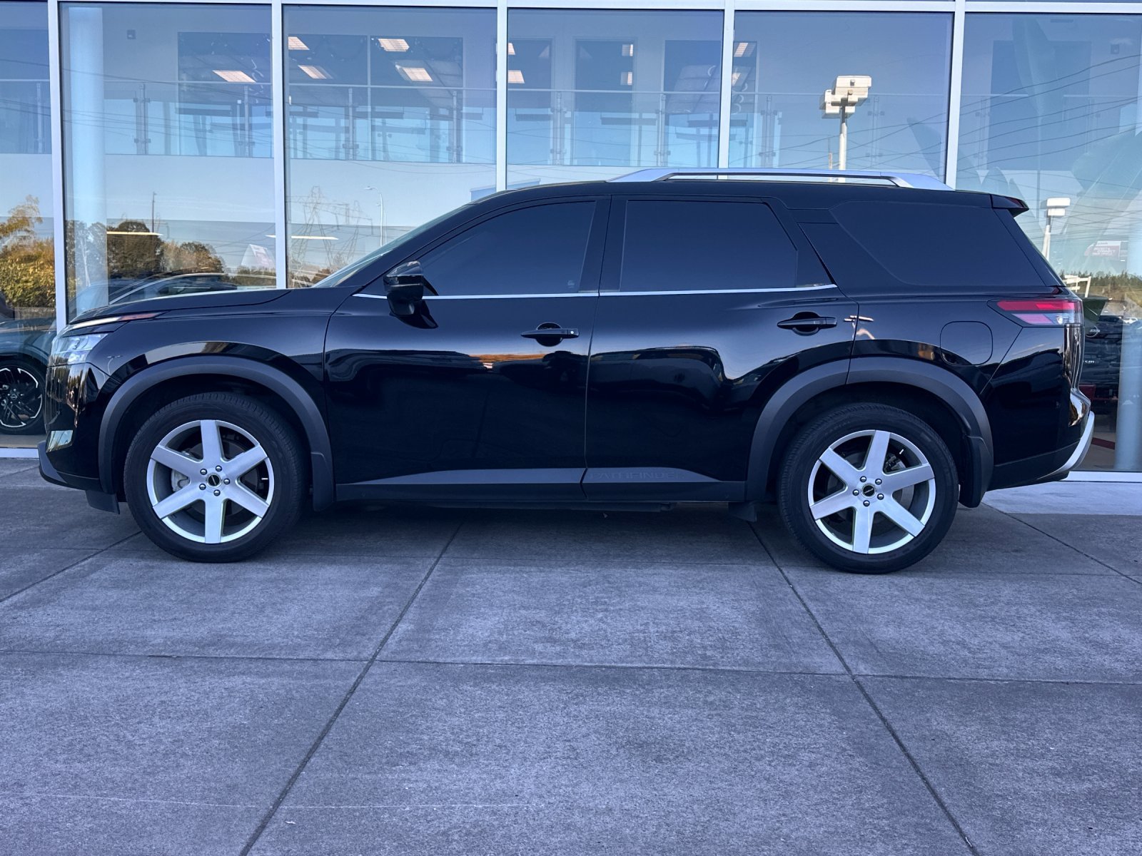 Used 2024 Nissan Pathfinder SL AWD/4WD image 6