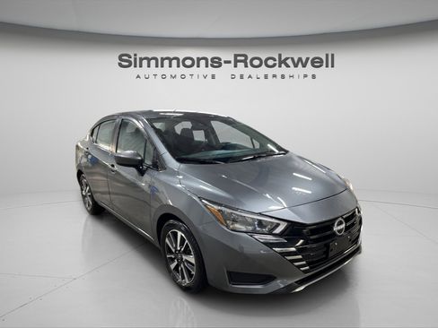 Used 2025 Nissan Versa SV image 3