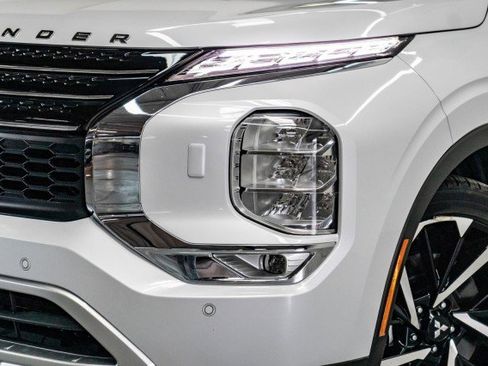 New 2025 Mitsubishi Outlander SE image 2