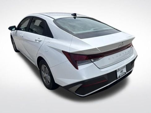 Used 2025 Hyundai Elantra SE w/ Cargo Package FWD image 5