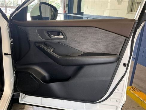 Used 2023 Nissan Rogue SV AWD/4WD image 12