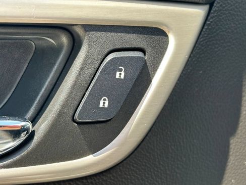 Used 2017 GMC Yukon Denali RWD image 28
