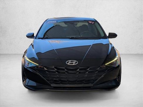 Used 2021 Hyundai Elantra SE image 2