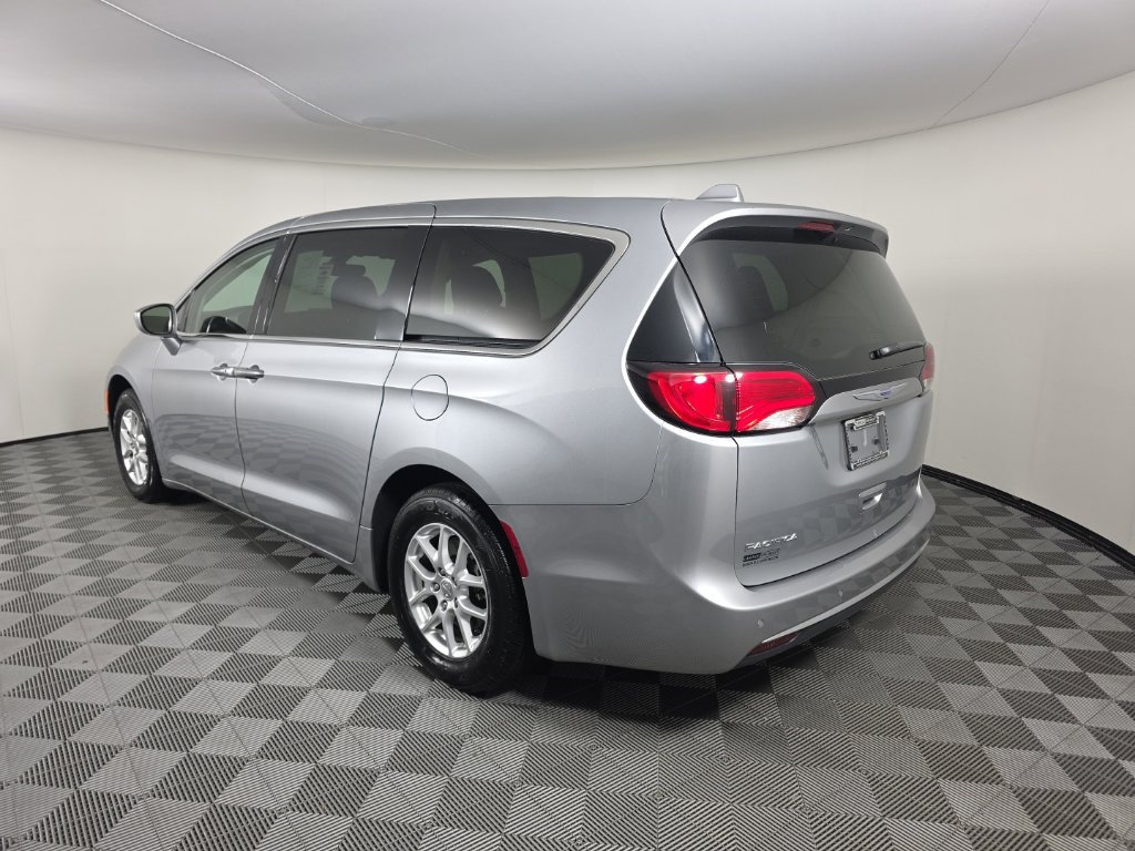 Used 2020 Chrysler Pacifica Touring w/ Cold Weather Group FWD image 3