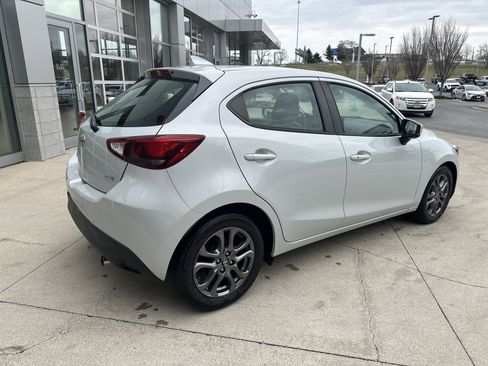 Used 2020 Toyota Yaris XLE image 6