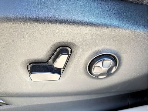 Used 2023 Chrysler Pacifica Touring-L image 18