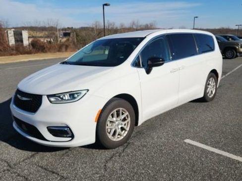 Used 2024 Chrysler Pacifica Touring-L image 3