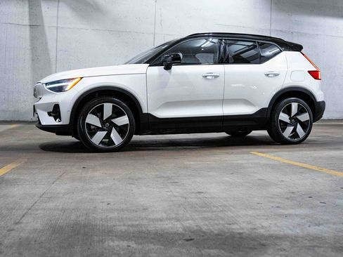 Certified 2023 Volvo XC40 Recharge Ultimate image 3