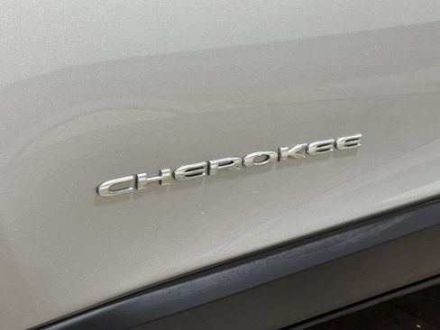 Used 2017 Jeep Cherokee Latitude AWD/4WD image 25