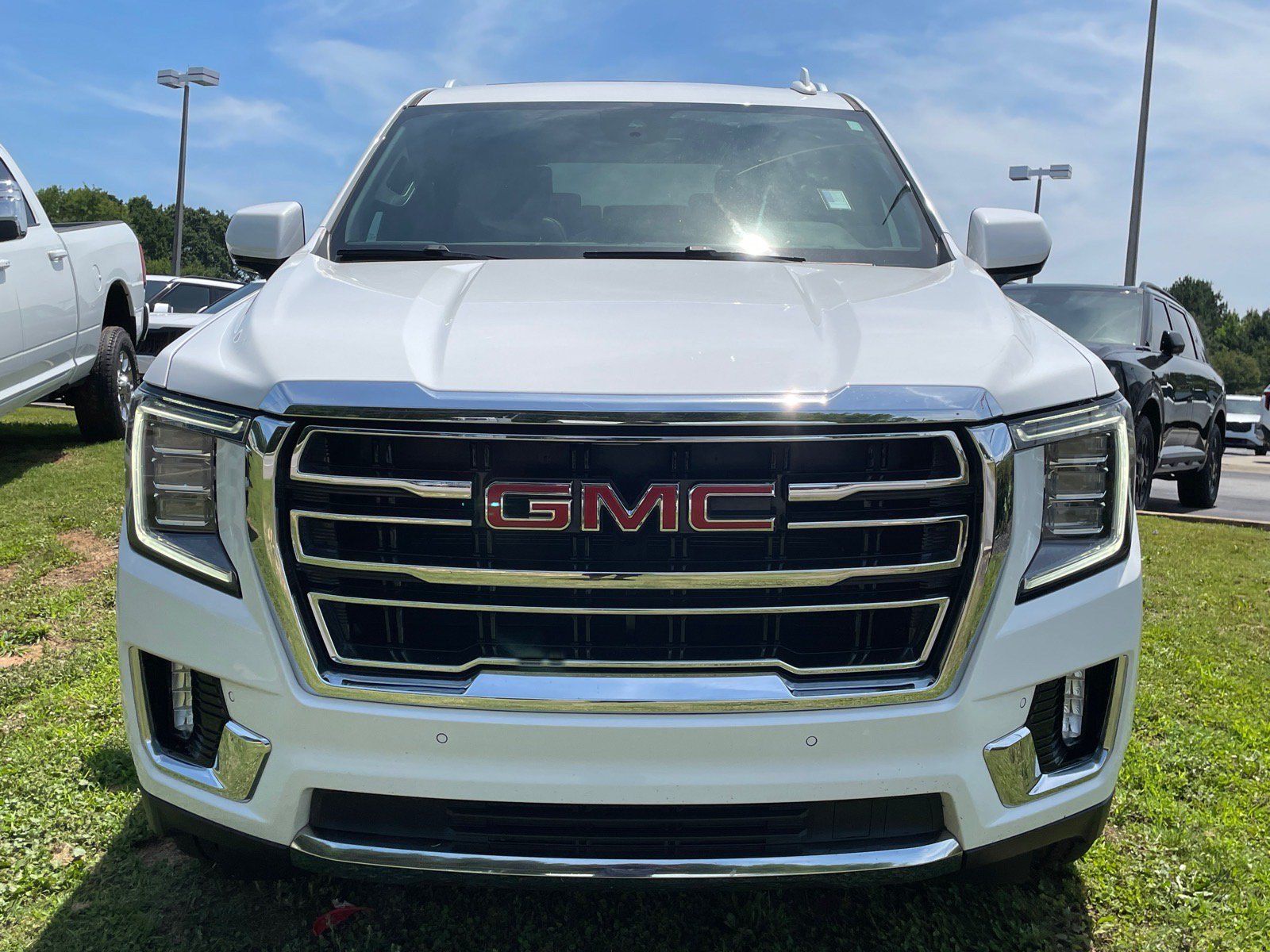 Used 2023 GMC Yukon SLT AWD/4WD image 2