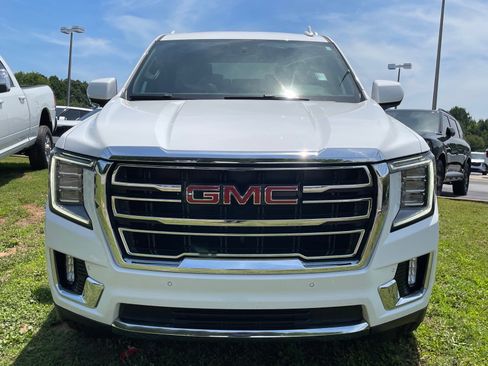 Used 2023 GMC Yukon SLT AWD/4WD image 2