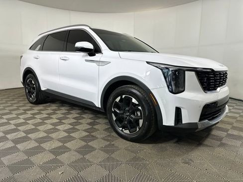 Used 2024 Kia Sorento S w/ Panoramic Sunroof Package image 2