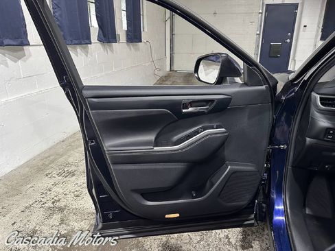 Used 2020 Toyota Highlander XLE AWD/4WD image 22