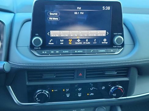 Used 2025 Nissan Rogue S image 28