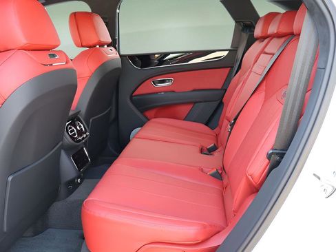 Used 2025 Bentley Bentayga AWD/4WD image 14