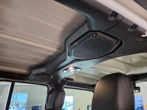 Used 2023 Jeep Wrangler Unlimited Rubicon 4xe AWD/4WD image 15