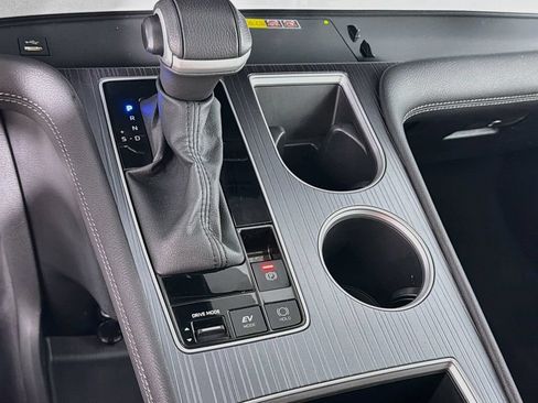 Used 2025 Toyota Sienna XLE FWD image 23