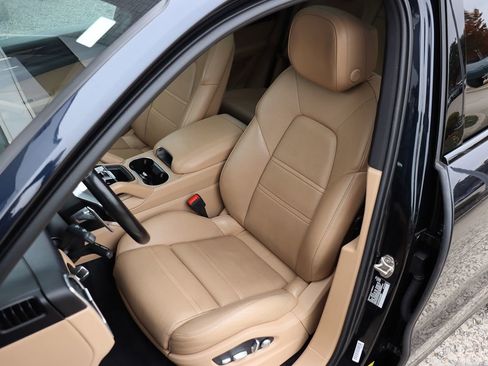 Used 2020 Porsche Cayenne image 38