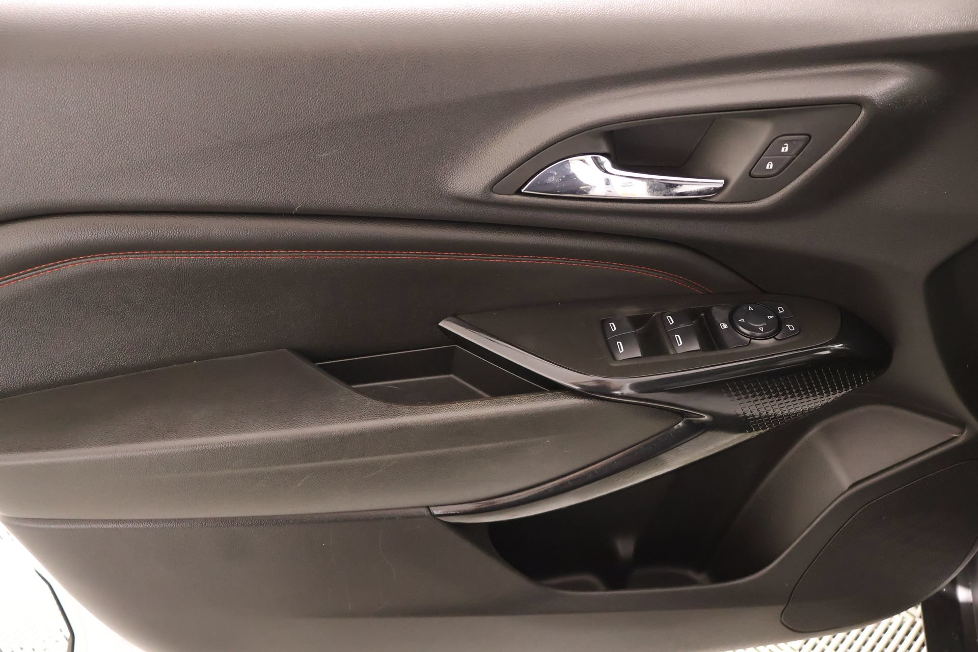 Used 2025 Chevrolet Trax RS w/ Sunroof Package FWD image 16