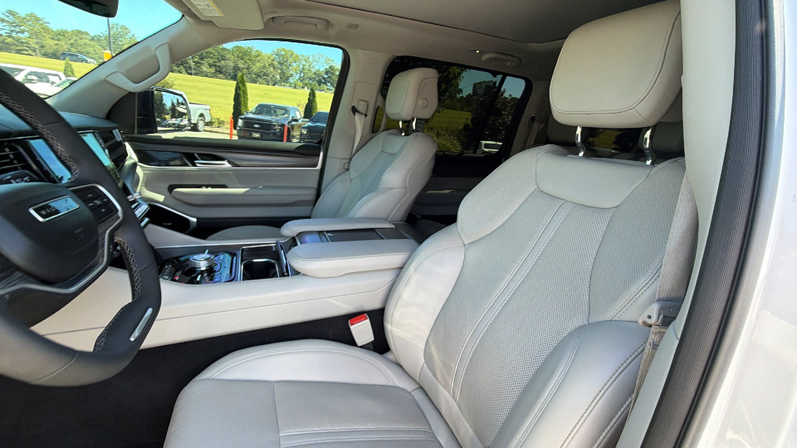Used 2023 Jeep Wagoneer L Series III w/ Premium Group I AWD/4WD image 18