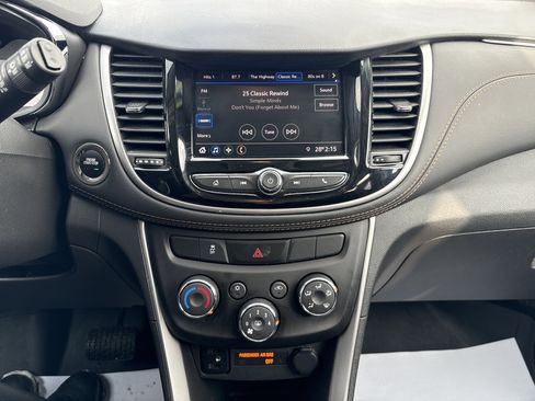 Used 2022 Chevrolet Trax LT w/ LT Convenience Package image 25