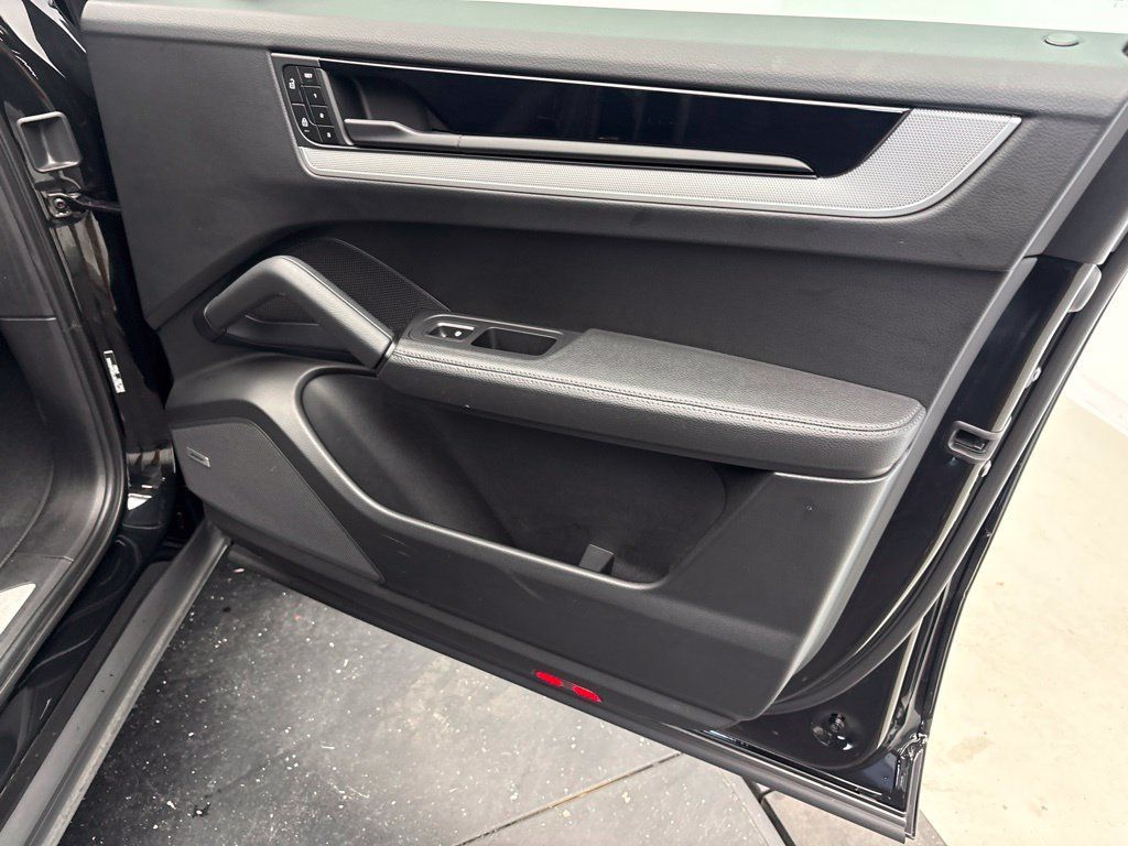 Certified 2024 Porsche Cayenne Coupe AWD/4WD image 23