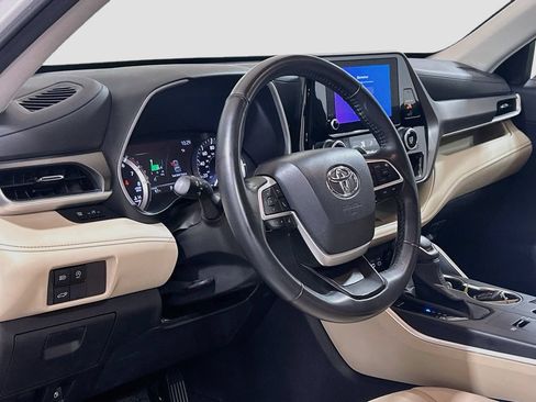 Used 2023 Toyota Highlander XLE FWD image 7