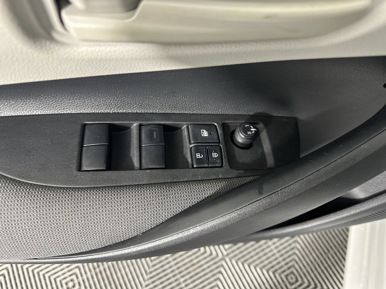 Used 2025 Toyota Corolla LE FWD image 3