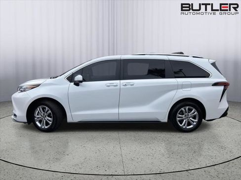 Certified 2023 Toyota Sienna Platinum image 2