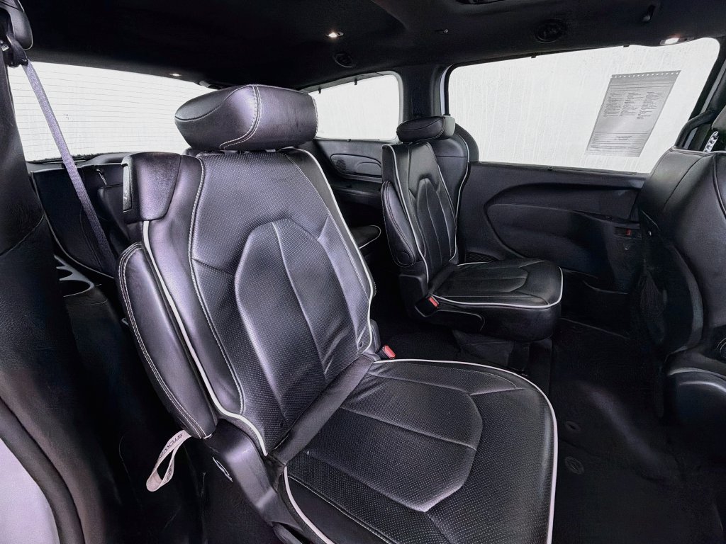 Used 2025 Chrysler Pacifica Limited FWD image 28