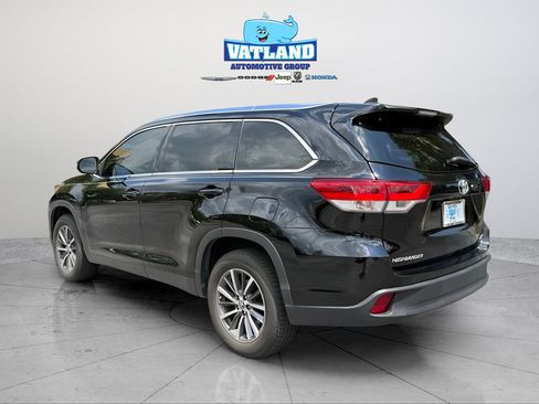 Used 2019 Toyota Highlander XLE FWD image 3
