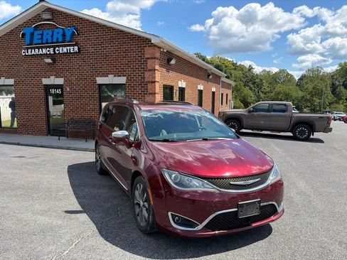 Used 2017 Chrysler Pacifica Limited FWD image 1