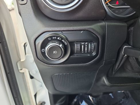 Used 2021 Jeep Wrangler Unlimited Sahara AWD/4WD image 33