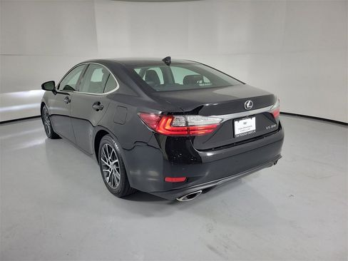 Used 2018 Lexus ES 350 w/ Luxury Package w/Wood Trim image 3