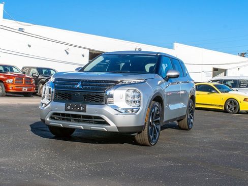 Used 2024 Mitsubishi Outlander SE image 9