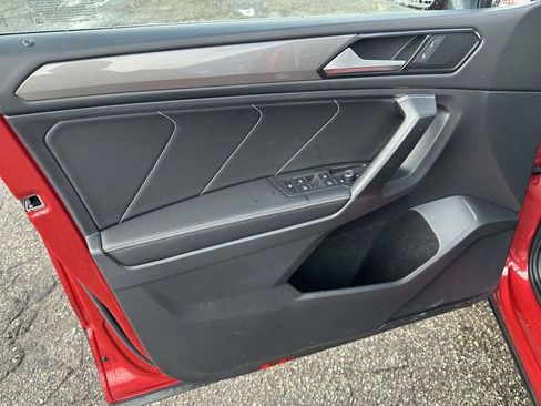 Used 2023 Volkswagen Tiguan SE w/ Panoramic Sunroof Package image 18