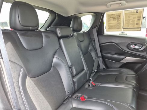 Used 2019 Jeep Cherokee Latitude Plus AWD/4WD image 26
