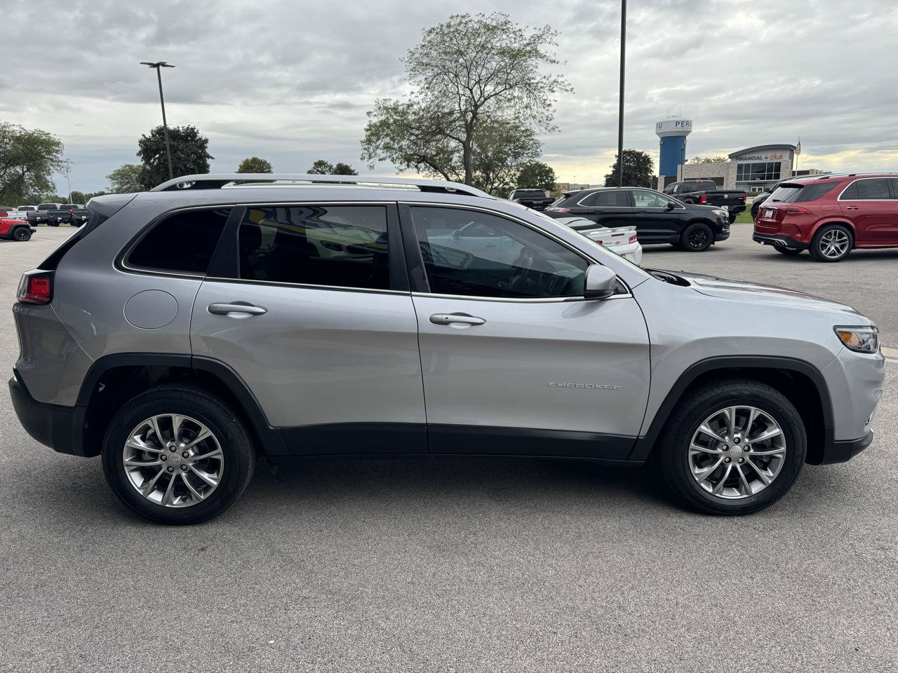 Used 2019 Jeep Cherokee Latitude Plus FWD image 10