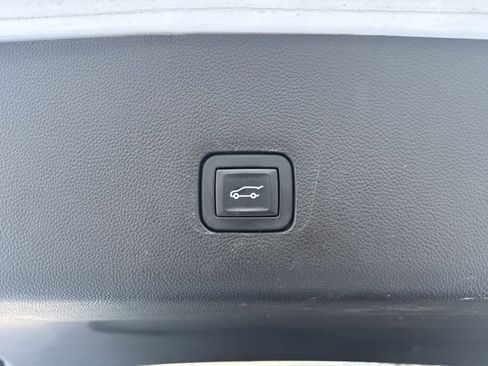 Used 2020 Chevrolet Traverse LT image 41