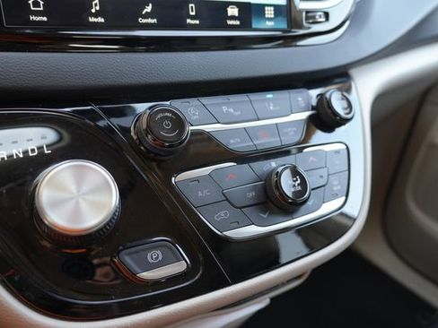 Used 2023 Chrysler Pacifica Touring-L FWD image 13