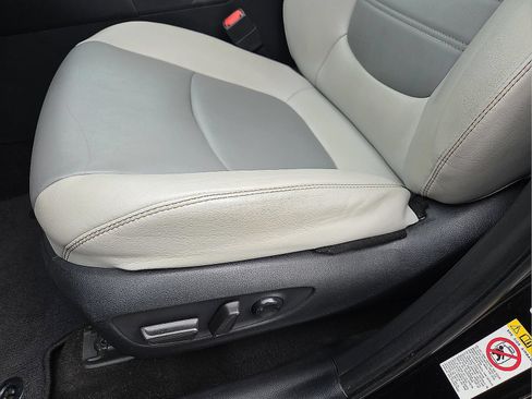 Used 2019 Toyota RAV4 Limited FWD image 21
