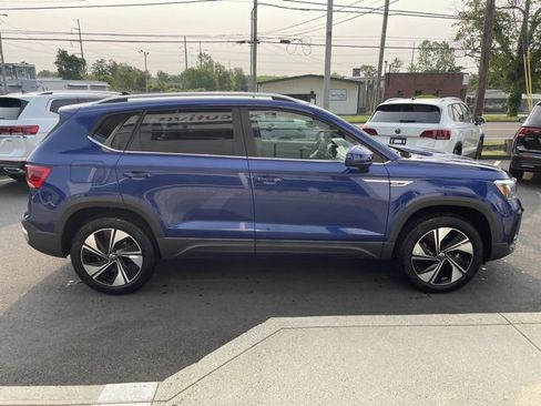 Used 2024 Volkswagen Taos SE w/ Panoramic Sunroof Package image 6