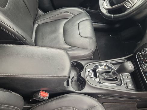 Used 2021 Jeep Cherokee Limited FWD image 28