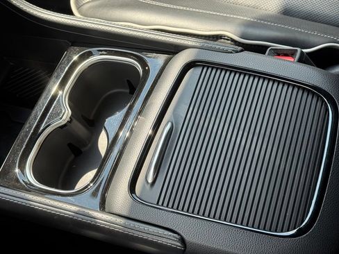 Used 2025 Chrysler Pacifica Limited FWD image 15